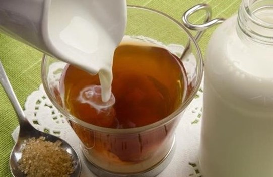 Por qué los ingleses le ponen leche al té